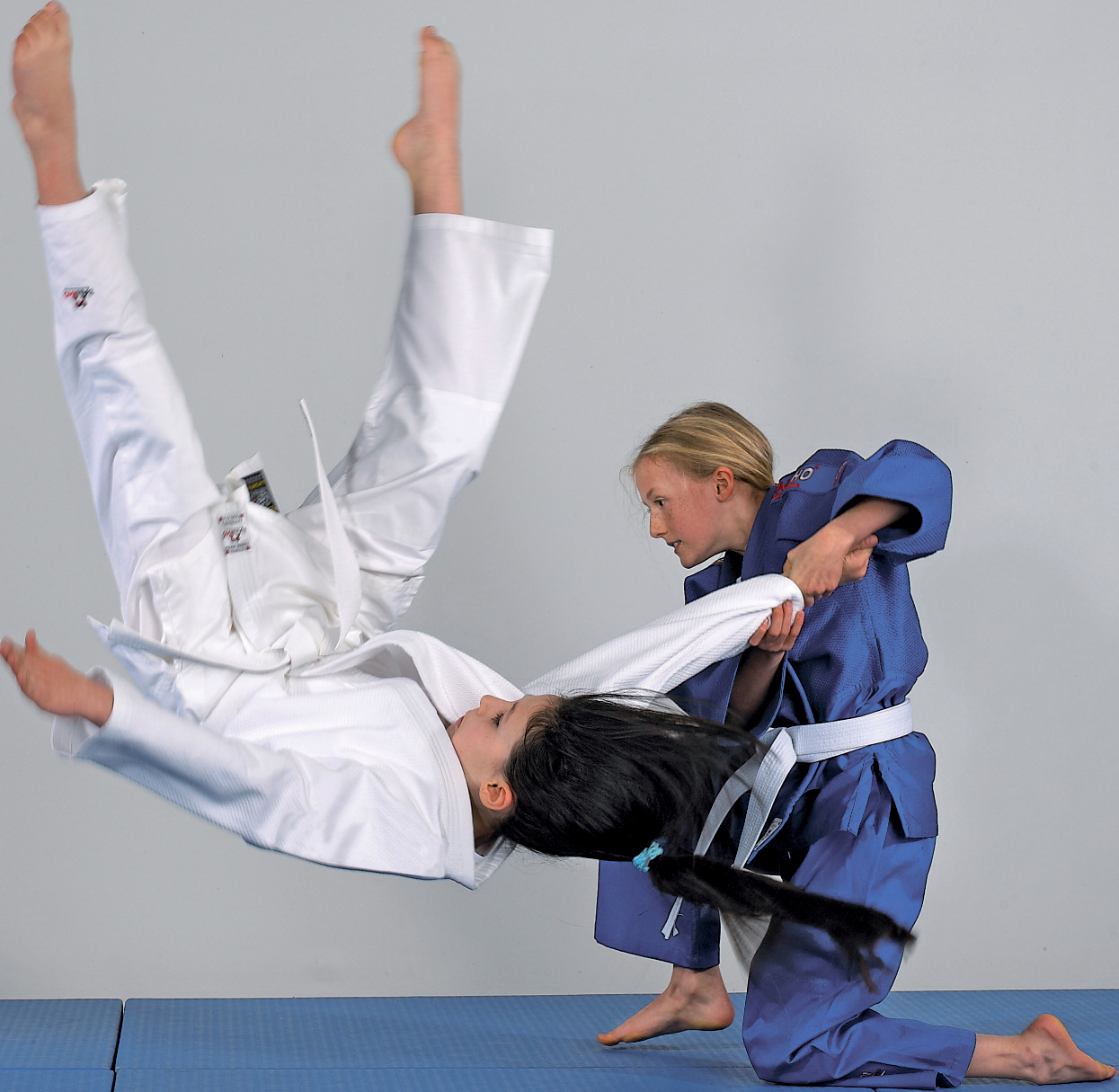 DANRHO Uniforme Judo Yamanashi con logo spalle bianca o blu